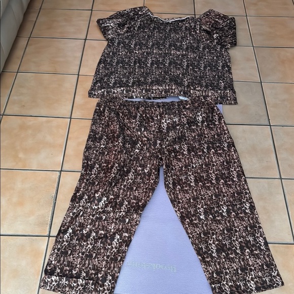 Anthony Richards Brown Velour Pajama Set with Collared Neckline and Relaxed Fit - Picture 8 of 11
